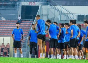 Peter Cklamovski memberi kata-kata semangat kepada pemain-pemain Harimau Malaya selepas sesi latihan di Stadium Bolasepak Kuala Lumpur, Cheras, kelmarin. - IHSAN FAM