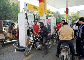 GAMBAR fail beberapa penunggang motosikal di sebuah stesen minyak di Karachi. - AFP