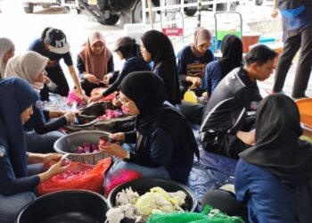 SUKARELAWAN Keluarga UTeM menjalankan aktiviti rewang dengan menyediakan dan membungkus pek juadah secara gotong-royong untuk diagihkan kepada anak-anak Chow Kit dan selebihnya buat komuniti setempat untuk berbuka puasa