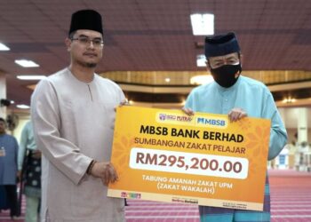 Ketua Penasihat Syariah & Rakan Niaga Syariah MBSB Berhad,Ustaz Marwan M. Alias (kiri) menyampaikan replica cek kepada Tuanku Canselor UPM, Sultan Sharafuddin Idris Shah semasa Majlis Berbuka Puasa dan Solat Tarawih di Masjid UPM.