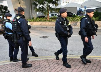 POLIS Hong Kong kini mempunyai kuasa meminta kata laluan telefon bimbit. - AFP