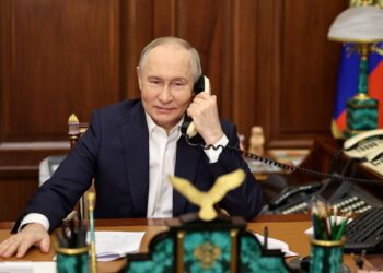 PUTIN berbual telefon dengan Trump selama hampir sejam. - AFP