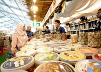 BAZAR di pusat beli-belah Angsana Johor Bahru Mall turut menjadi tumpuan dalam kalangan warga Singapura untuk mendapatkan kuih raya sempena Aidilfitri yang bakal menjelang. – UTUSAN/RAJA JAAFAR ALI