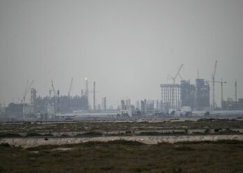 GAMBAR fail menunjukkan kemudahan operasi syarikat QatarEnergy di Bandar Perindustrian Ras Laffan. - AFP