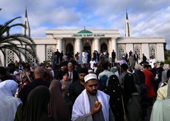 MAJLIS Fatwa Australia menetapkan Jumaat ini sebagai Hari Raya Aidilfitri. - AFP