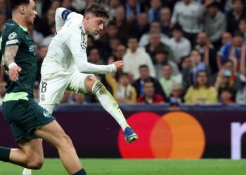 Pemain tengah Real Madrid, Federico Valverde menjaringkan gol kedua pasukannya menentang Manchester City dalam saingan 16 akhir Liga Juara-Juara di Santiago Bernabeu, semalam. - AFP