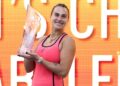 ARYNA Sabalenka bergambar bersama trofi Terbuka Miami di Stadium Hard Rock, hari ini. - AFP
