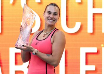ARYNA Sabalenka bergambar bersama trofi Terbuka Miami di Stadium Hard Rock, hari ini. - AFP