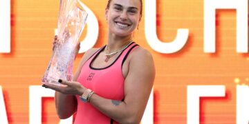 ARYNA Sabalenka bergambar bersama trofi Terbuka Miami di Stadium Hard Rock, hari ini. - AFP