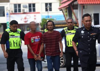 SUTIYONO (tiga dari kiri) didakwa di Mahkamah Majistret Teluk Intan atas dua pertuduhan menunggang motosikal secara berbahaya sehingga menyebabkan kematian dan kecederaan terhadap dua pelajar kolej vokasional, minggu lalu.