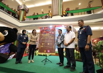 SANDREA Ng Shy Ching (dua dari kiri) merasmikan Program Kesedaran Keselamatan Awam sempena Program Satelit PMR (Program Madani Rakyat) anjuran Jabatan Bomba dan Penyelamat Malaysia (JBPM) Perak di Aeon Mall Kinta City di Ipoh.
