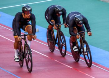 Atlet berbasikal negara, Mohd Akmal Nazimi Jusena (kiri) ketika braksi di Sukan SEA Thailand 2025