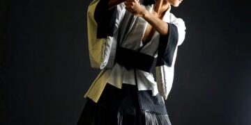 Muhammad Uzair Md. Roslan menempatkan dua sumber cahaya berpusat untuk memberikan kesan simetri kepada ruang wajah, tangan dan hulu pedang, sambil membiarkan sebahagian besar subjek dan latar belakang tenggelam dalam kegelapan pekat.