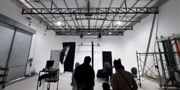 White Studio yang dimiliki Bustamam ini antara spesifikasi studio profesional yang tepat.