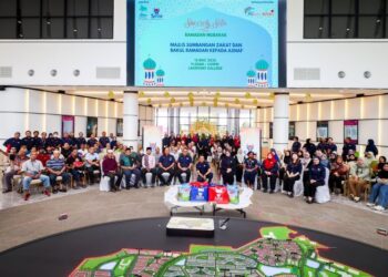 SUKARELAWAN Setia Foundation menyantuni golongan asnaf sempena program Sincerely Setia, Ramadan Mubarak di LakePoint Gallerie, Setia AlamImpian, baru-baru ini.