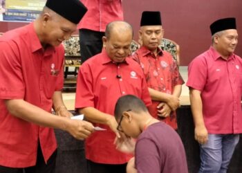 SHAM Mat Sahat (dua dari kiri) menyampaikan sumbangan hari raya kepada penerima di Dewan Datuk Zainal Abidin Zin di Bagan Serai. - UTUSAN/WAT KAMAL ABAS