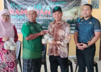 SHAM Mat Sahat (tengah) menyampaikan bubur lambuk kepada penduduk pada Program Perumahan Masyarakat Setempat (PPMS) di Batu 6 Bukit Merah di Bagan Serai hari ini. - UTUSAN/WAT KAMAL