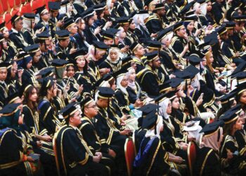 Jika siswazah terus dilihat sebagai buruh murahan, kita bukan sahaja merendahkan nilai pendidikan, tetapi juga mematahkan semangat generasi muda. – mingguan/AFIQ RAZALI