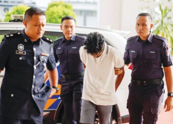 POLIS membawa lelaki yang menyebabkan kematian seorang penunggang motosikal dibawa ke Mahkamah Majistret Klang, Selangor, semalam. – UTUSAN/SADDAM YUSOFF