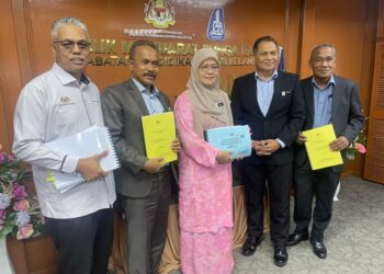 SITI Norina Muhamad (tengah) menunjukkan keputusan Sijil Pelajaran Malaysia (SPM) 2025 Kelantan semasa sidang media di Kota Bharu, Kelantan. - UTUSAN/ROSMIZAN RESDI