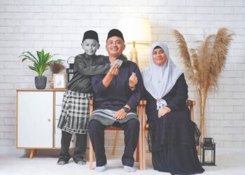 KENANGAN sambutan Hari Raya Aidilfitri tahun lalu antara Norhidayah Safii dan Mohd. Azlan Jalil bersama Allahyarham Muhamad Amir Amsyar.
