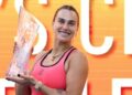 Aryna Sabalenka memegang trofi Butch Buchholz selepas memenangi Terbuka Miami menewaskan Coco Gauff dalam perlawanan akhir di Stadium Hard Rock, Florida, semalam. - AFP