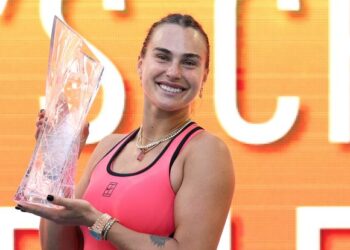 Aryna Sabalenka memegang trofi Butch Buchholz selepas memenangi Terbuka Miami menewaskan Coco Gauff dalam perlawanan akhir di Stadium Hard Rock, Florida, semalam. - AFP