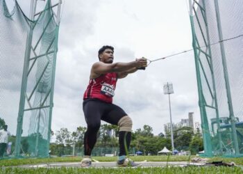 Sadat Marzuqi Ajisan memasang impian untuk mencatatkan rekod balingan peribadi sejauh 65 meter (m) musim ini. - UTUSAN/FARIZ RUSADIO