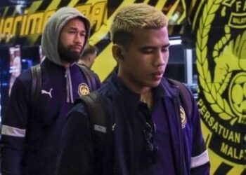 Safawi Rasid (depan) tiba di Lapangan Terbang Antarabangsa Kuala Lumpur (KLIA) di Sepang pagi ini sebelum berlepas ke Bangkok, Thailand. - UTUSAN/MUHAMAD IQBAL ROSLI