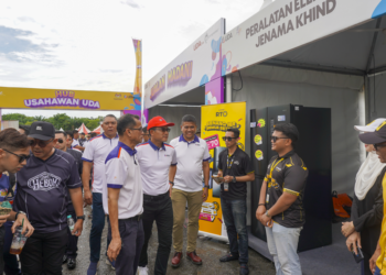 MOHD. Nazri Jamiran (tiga dari kiri) dan Pemangku Presiden/Ketua Pegawai Eksekutif UDA, Azrudyn Rashid (lima dari kanan) bersama Ketua Setiausaha KUSKOP, Datuk Seri Khairul Dzaimee Daud (enam dari kanan) mengadakan lawatan tapak ke reruai usahawan di Hub Usahawan UDA
