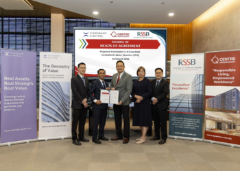 HIZZAN Hamid (dua dari kiri), bersama Simon David Leong (tenga) pada majlis menandatangani Perjanjian Dasar (HoA) pembangunan CLQ di Kuala Lumpur, baru-baru ini.