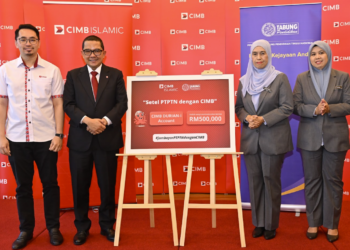 AHMAD Shahriman Mohd. Shariff (dua dari kiri) bersama Mastura Mohd. Khalid (dua dari kanan) pada majlis pelancaran kempen “Setel PTPTN dengan CIMB” di Kuala Lumpur, baru-baru ini.