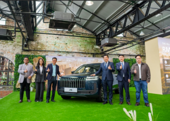 SIM Tze Tzin (tiga dari kanan) bersama Chris Tan (satu kanan) pada majlis pelancaran model JAECOO J5 di Kuala Lumpur, baru-baru ini.