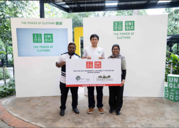 KETUA Pegawai Kewangan UNIQLO Malaysia, Yamaguchi Masahiro (tengah) bersama Fizulin Mohamed Zin (kanan) dan Prem Kumar Selvarajan (kiri) menunjukkan replika cek sebagai simbolik penyerahan sumbangan UNIQLO kepada Taman Tugu Malaysia dan Pusat Persekitaran Global (GEC) di Kuala Lumpur, baru-baru ini.