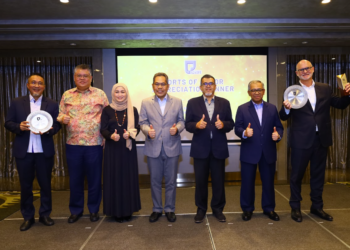 HASBI Habibollah (tiga dari kanan) selepas menyampaikan penghargaan kepada pengurusan tertinggi JPB dan PTP semasa Majlis Makan Malam Penghargaan Pelabuhan-Pelabuhan Johor, baru-baru ini.