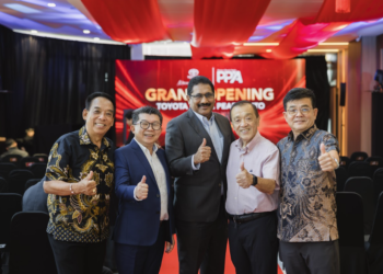 RAVINDRAN K. (tengah)  semasa pembukaan rasmi Pusat 4S Prima Pearl di Bayan Lepas, Pulau Pinang pada 9 Februari lalu.