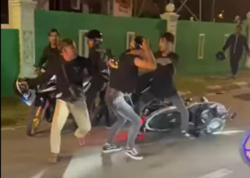 TANGKAP layar video tular memaparkan pergaduhan kumpulan motosikal di hadapan Masjid Pekan Tangga Batu.