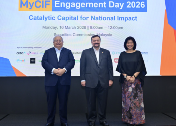 AMIR Hamzah Azizan (tengah) bersama Mohammad Faiz Azmi (kiri) selepas merasmikan Hari Penglibatan MyCIF di Suruhanjaya Sekuriti di sini, hari ini.