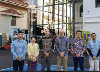 ANDREW Basham (kiri), Jacob Ma (kanan) pada majlis pelancaran BYD Mansion Macalister, iaitu bilik pameran berkonsepkan warisan yang pertama bagi jenama itu di Malaysia.