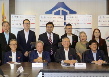 JEFFREY Ng Tiong Lip (enam dari kanan) bergambar bersama pemegang amanah Institut REHDA