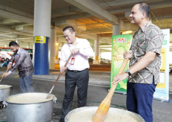Datuk Seri Dr. KK Chai (Tengah) mengambil peluang mengacau bubur lambuk untuk diagihkan
kepada penumpang Terminal Bersepadu Selatan(TBS). Turut bersama Ketua Pegawai Eksekutif TMAS
Sdn Bhd, Shazwan Mohammad (kanan).