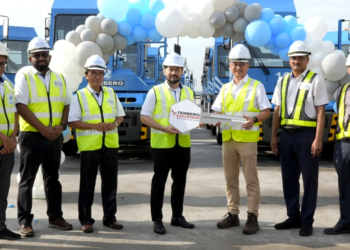 PENGURUS Besar Terberg, Jonathan Teo menyerahkan replika kunci kepada
Nik Muzani Nik Abdul Aziz, Ketua Pegawai Eksekutif Northport dalam Majlis penyerahan prime mover tersebut telah diadakan di Dermaga 8A.