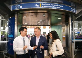 NAIB Pengerusi Mastercard, Tim Murphy  (tengah).