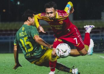KAPTEN Selangor, Faisal Halim melepasi halangan pemain Imigresen dalam aksi Liga Super di Stadium Majlis Bandaraya Petaling Jaya, kelmarin. - IHSAN SELANGOR FC