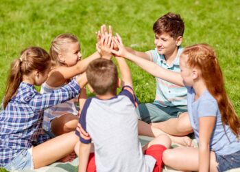 Persahabatan yang sihat bukan sahaja menyokong pencapaian akademik, malah membentuk identiti dan emosi yang positif sejak kecil. - GAMBAR HIASAN