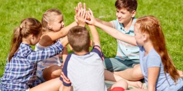 Persahabatan yang sihat bukan sahaja menyokong pencapaian akademik, malah membentuk identiti dan emosi yang positif sejak kecil. - GAMBAR HIASAN