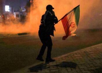 SEORANG penunjuk perasaan pro-Iran mendekati lauan masuk ke Kedutaan AS di Baghdad, 1 Mac lalu. - AFP