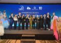 KETUA Pegawai Eksekutif dan Pengarah Eksekutif StarDream Cruises, Colin Au (enam dari kiri) dan Michael Goh (lima dari kanan) bersama rakan kongsi pelancongan dari seluruh Asia pada Pemeran Jenama StarDream Cruises di Singapura, semalam.