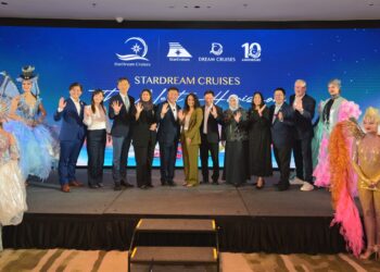 KETUA Pegawai Eksekutif dan Pengarah Eksekutif StarDream Cruises, Colin Au (enam dari kiri) dan Michael Goh (lima dari kanan) bersama rakan kongsi pelancongan dari seluruh Asia pada Pemeran Jenama StarDream Cruises di Singapura, semalam.