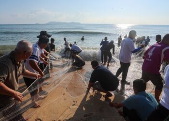 SEBAHAGIAN daripada pengunjung yang hadir memeriahkan program Tarik Pukat Raya 2026 yang diadakan di Pantai Rhu Muda, Marang, Terengganu. – UTUSAN/PUQTRA HAIRRY